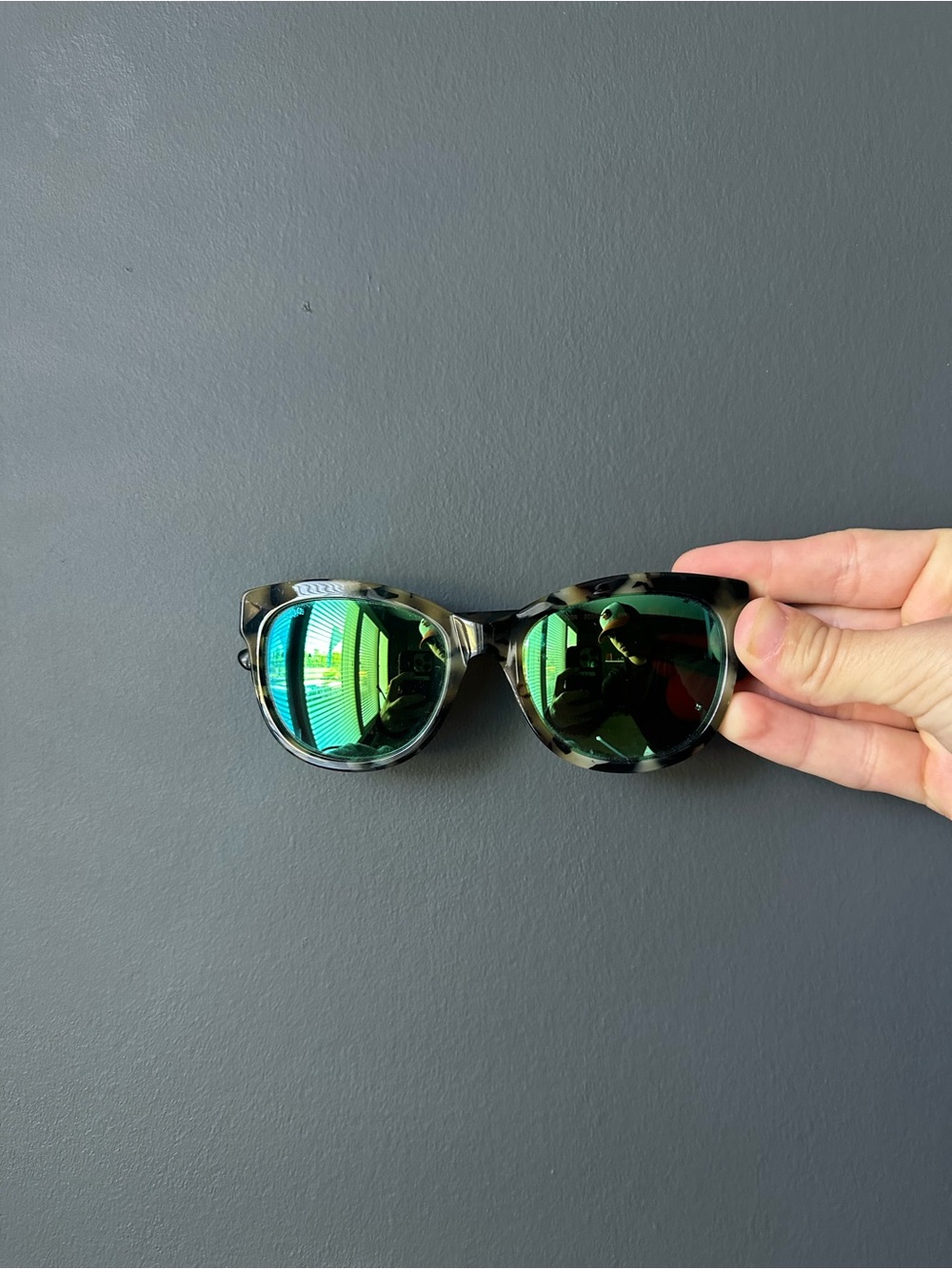 Costa del mar 580 Tortoiseshell Round Sunglasses with Green Mirrored Lenses